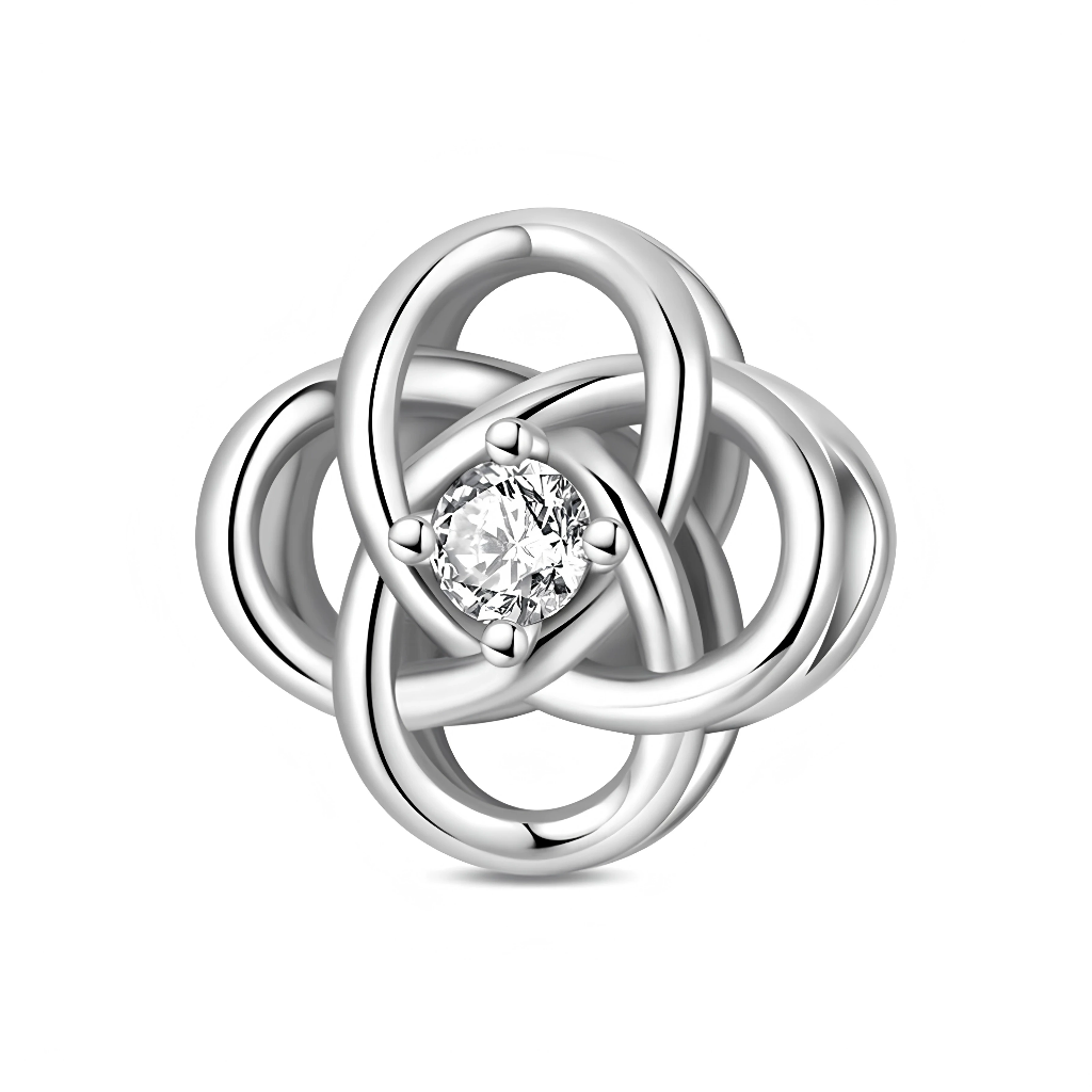 Ce charm en argent 925 forme un nœud infini sculpté en plusieurs anneaux entrelacés, créant un motif floral stylisé plein de volume. Au centre, une pierre ronde facettée est sertie par quatre griffes, apportant un éclat lumineux qui attire immédiatement le regard.