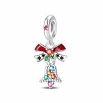 Ce charm pendentif en argent 925 met en scène une cloche de Noël décorée, suspendue sous un large nœud rouge brillant. Le centre du nœud est orné d’un cristal orangé entouré de petites feuilles vertes, tandis que la cloche est pavée de strass multicolores qui rappellent les lumières du sapin.