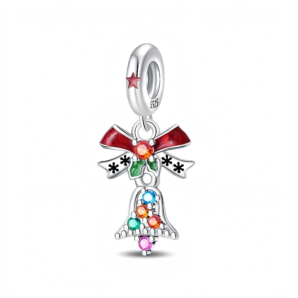 Ce charm pendentif en argent 925 met en scène une cloche de Noël décorée, suspendue sous un large nœud rouge brillant. Le centre du nœud est orné d’un cristal orangé entouré de petites feuilles vertes, tandis que la cloche est pavée de strass multicolores qui rappellent les lumières du sapin.