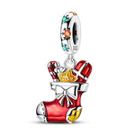 Ce charm festif montre une chaussette de Noël rouge brillante décorée d’un large nœud argenté et d’un bout doré façon cadeau qui déborde. À l’intérieur, on distingue un sucre d’orge rayé rouge et blanc, un paquet cadeau rouge croisé de blanc et une étoile dorée scintillante, pour symboliser une chaussette généreusement remplie. La bélière S925 est ornée de flocons noirs stylisés et de petits cristaux colorés (orange et vert), rappelant les guirlandes lumineuses de Noël.