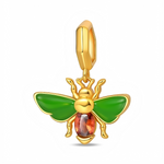 Charm abeille dorée avec ailes vertes brillantes, parfait pour symboliser la nature, le travail ou la douceur du miel. Sa silhouette fine et ses contrastes de couleurs en font une pièce forte à porter seule ou associée à d’autres charms.