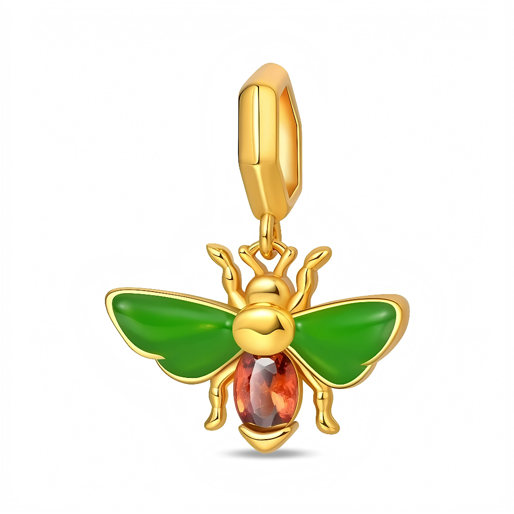 Charm abeille dorée avec ailes vertes brillantes, parfait pour symboliser la nature, le travail ou la douceur du miel. Sa silhouette fine et ses contrastes de couleurs en font une pièce forte à porter seule ou associée à d’autres charms.