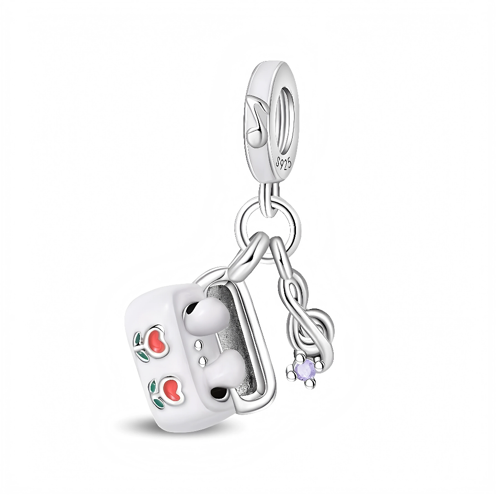 Ce charm pendentif en argent met à l’honneur la musique moderne avec un petit boîtier d’écouteurs blancs décoré de cœurs roses, suspendu à une chaîne stylisée qui se termine par un symbole de note de musique serti d’un mini cristal violet. La bélière lisse est gravée d’une note de musique, ce qui en fait un bijou idéal pour les passionnés de playlists, de concerts et de sons toujours dans les oreilles.