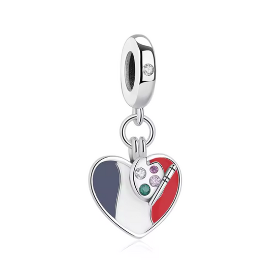 Le Charm Cœur Drapeau "France" est un hommage élégant et patriotique à l'Hexagone. Conçu en forme de cœur, il arbore fièrement les couleurs du drapeau français, peintes avec soin pour un effet visuel éclatant. Parfait pour montrer votre amour pour la France, ce charm saura compléter votre collection de bijoux avec style et finesse.