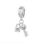 Charm double pendentif cadenas et clé cœur en Argent 925, idéal pour un message romantique ou pour représenter un lien unique. Son design brillant et délicat s’accorde parfaitement avec les bracelets type Pandora, qu’ils soient portés seuls ou associés à d’autres charms.