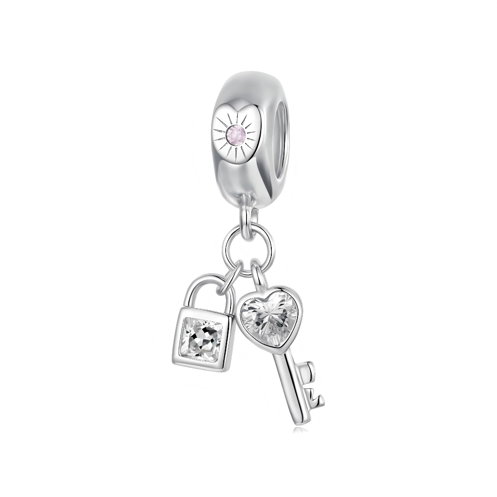 Charm double pendentif cadenas et clé cœur en Argent 925, idéal pour un message romantique ou pour représenter un lien unique. Son design brillant et délicat s’accorde parfaitement avec les bracelets type Pandora, qu’ils soient portés seuls ou associés à d’autres charms.