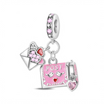 Charm boîte aux lettres et lettre d’amour en Argent 925, avec émail rose et détails de cœurs scintillants, idéal pour les romantiques et les fans de correspondance. Il s’intègre facilement à un bracelet façon Pandora pour composer une histoire autour des messages, des rencontres ou des relations à distance.