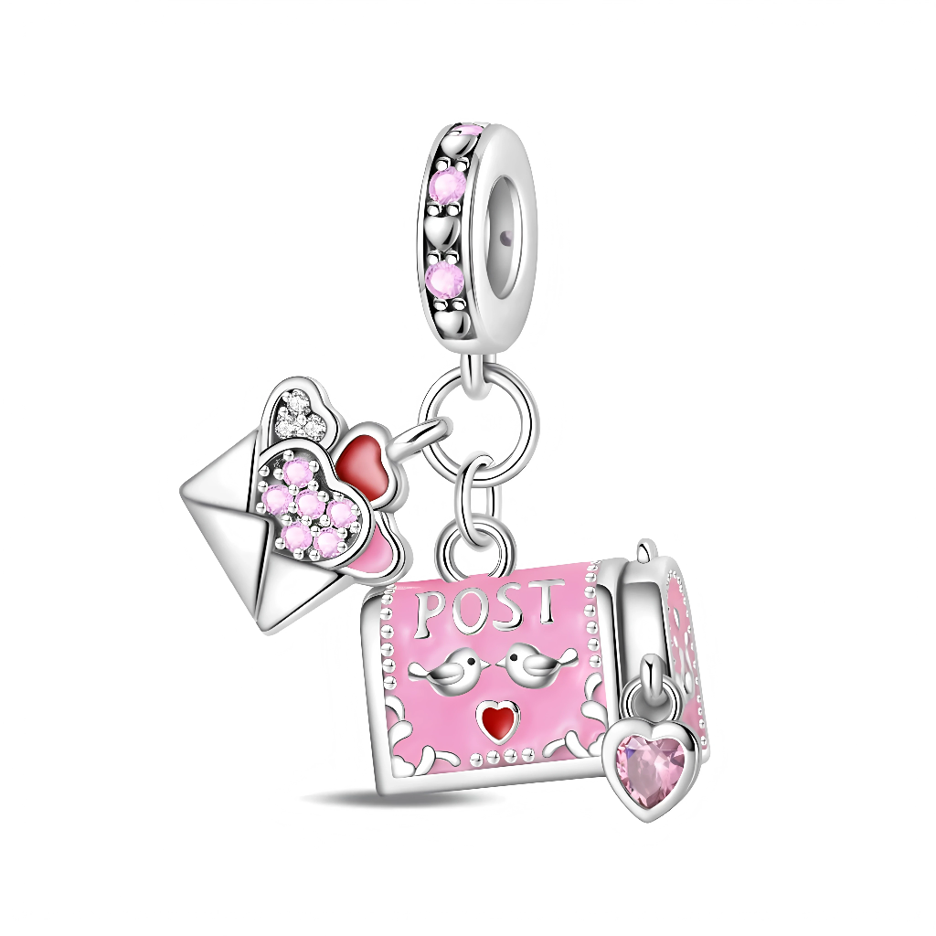 Charm boîte aux lettres et lettre d’amour en Argent 925, avec émail rose et détails de cœurs scintillants, idéal pour les romantiques et les fans de correspondance. Il s’intègre facilement à un bracelet façon Pandora pour composer une histoire autour des messages, des rencontres ou des relations à distance.