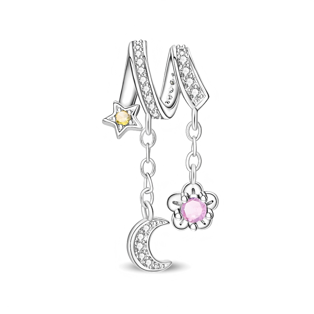 Ce charm pendant en argent 925 forme une composition poétique inspirée du ciel nocturne, avec un anneau pavé de petits zircons clairs d’où descendent deux chaînettes fines. Au bout des chaînettes se balancent une lune incrustée de cristaux étincelants, une fleur dotée d’une pierre rose centrale et, sur le côté de l’anneau, une petite étoile ornée d’un cristal jaune qui illumine l’ensemble.