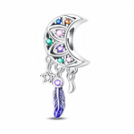 Ce charm en argent 925 reprend la forme d’un croissant de lune ajouré, décoré de petits cristaux multicolores qui dessinent un motif de mandala lumineux. Trois breloques mobiles y sont suspendues : une étoile, un mini croissant de lune et une plume émaillée bleu profond, évoquant un attrape-rêves céleste.
