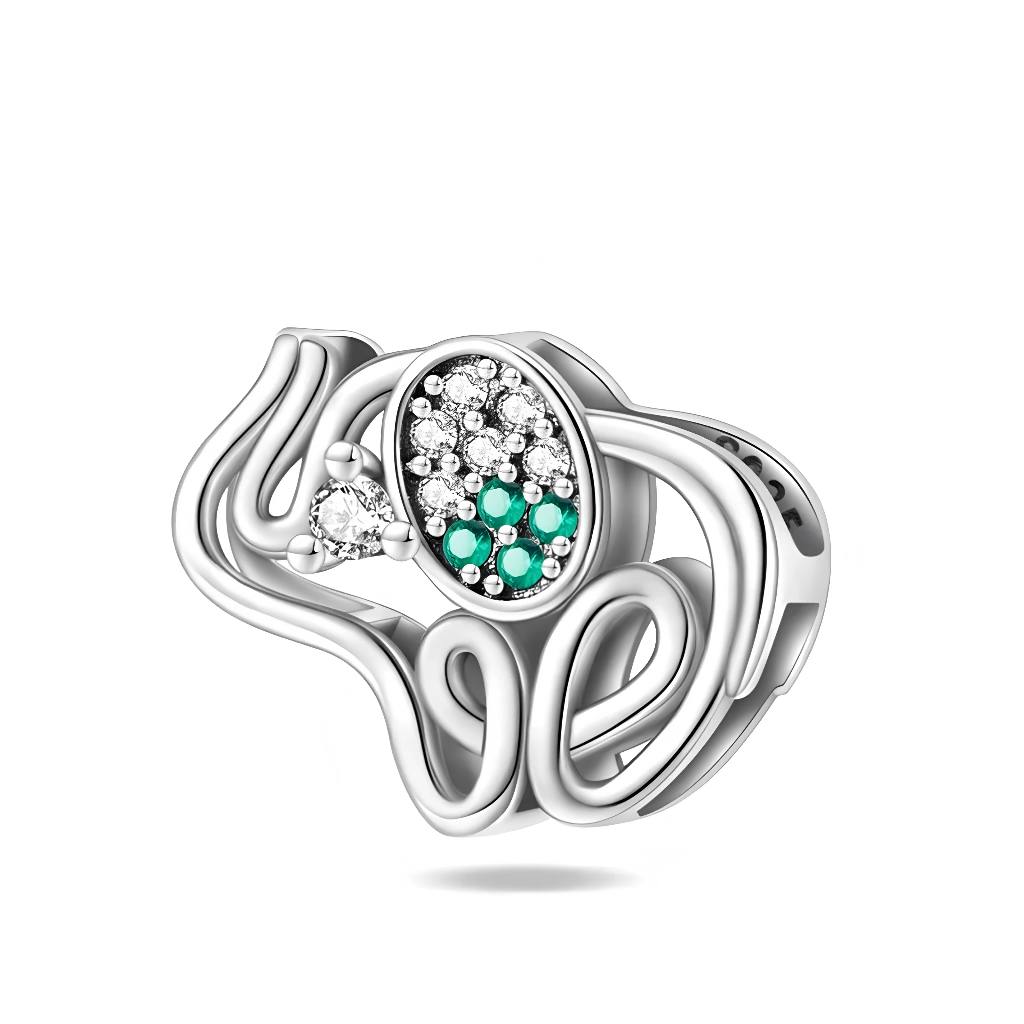 Charm éléphant ajouré serti de cristaux blancs et verts, symbole de chance, de sagesse et de protection. Sa structure ouverte et légère permet de voir le bracelet à travers, ce qui lui donne un look très moderne une fois combiné à d’autres charms.