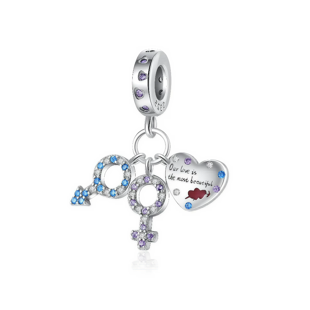 Charm triple pendentif en Argent 925 avec symboles masculin et féminin sertis de cristaux et cœur gravé, idéal pour représenter un couple ou une union unique. Son design lumineux et plein de sens se marie parfaitement aux bracelets type Pandora, porté seul ou accompagné d’autres charms.