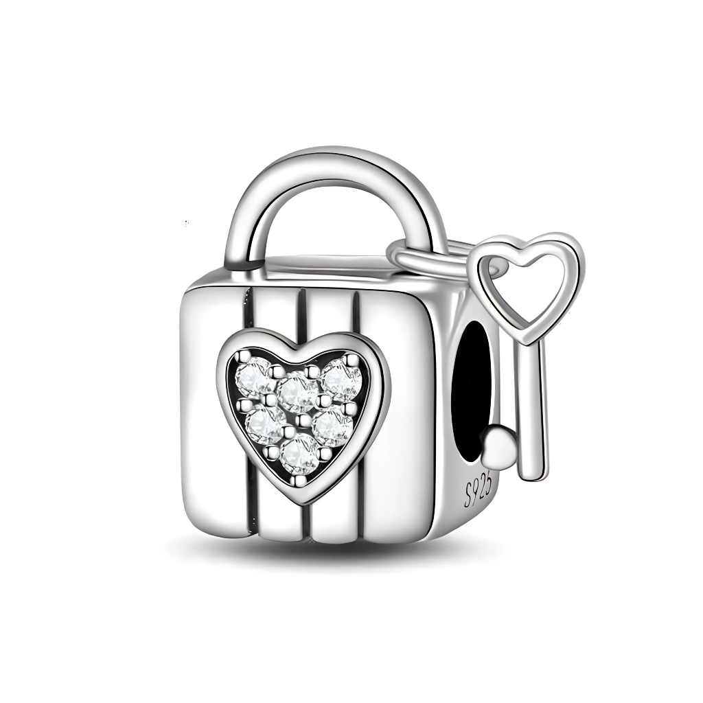 Charm cadenas cœur et clé en Argent 925, idéal pour symboliser un amour protégé, une relation exclusive ou un secret partagé. Sa forme compacte et l’ouverture traversante permettent de l’ajouter facilement à un bracelet type Pandora aux côtés d’autres charms romantiques.