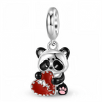 Charm pendentif panda tenant un cœur recousu en Argent 925, idéal pour symboliser un amour réparé, la guérison ou un lien qui a traversé les épreuves. Son design mignon et expressif s’accorde parfaitement avec les bracelets type Pandora, porté seul comme message fort ou accompagné d’autres charms sentimentaux.
