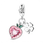 Charm double pendentif pêche rosée et trèfle à quatre feuilles en Argent 925, idéal pour représenter à la fois l’amour doux et la bonne fortune. Son design pétillant et détaillé s’accorde parfaitement avec les bracelets type Pandora, porté seul pour attirer la chance ou combiné à d’autres charms colorés.