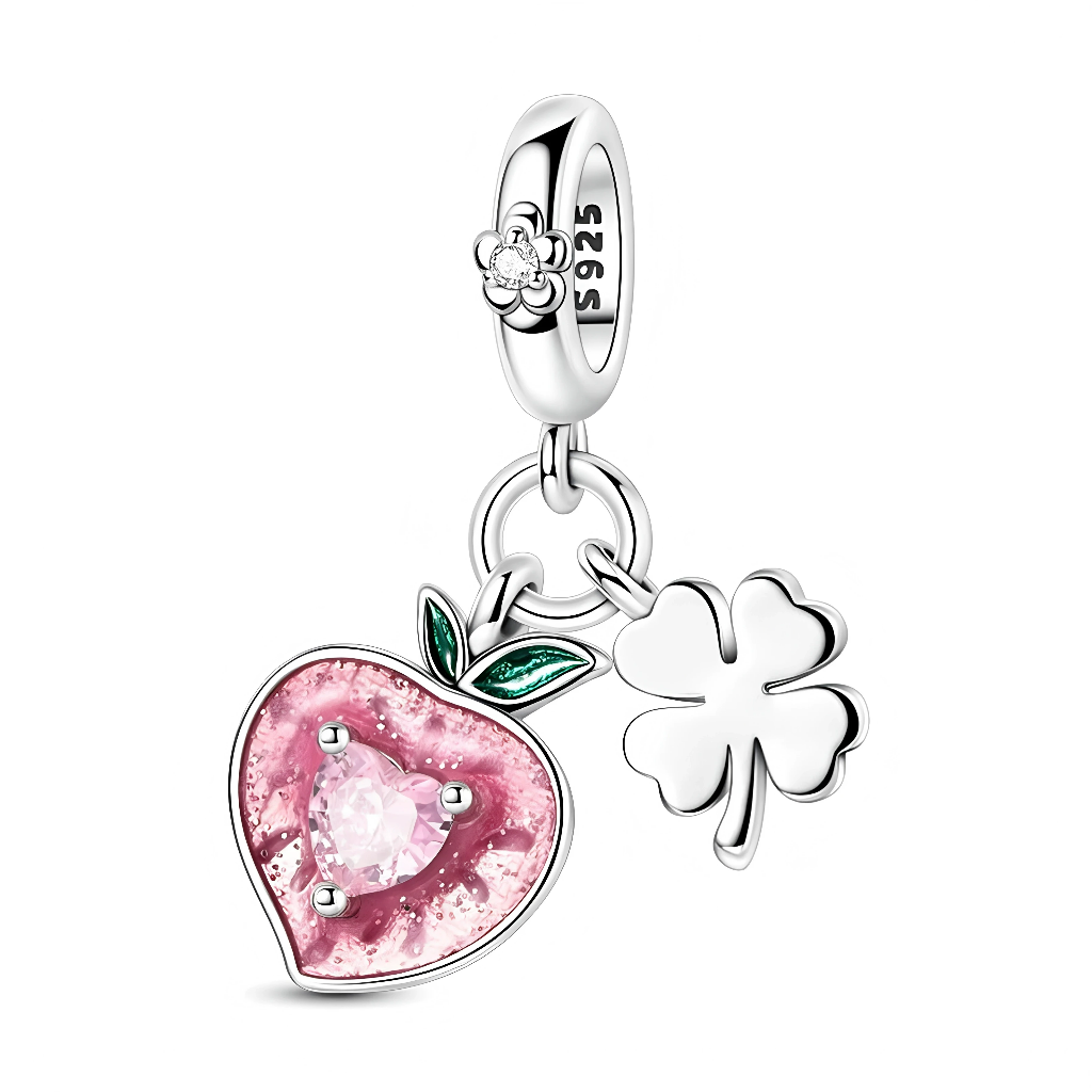 Charm double pendentif pêche rosée et trèfle à quatre feuilles en Argent 925, idéal pour représenter à la fois l’amour doux et la bonne fortune. Son design pétillant et détaillé s’accorde parfaitement avec les bracelets type Pandora, porté seul pour attirer la chance ou combiné à d’autres charms colorés.