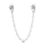 Cette chaîne de sécurité en argent 925 apporte une élégance marine au bracelet, grâce à son long rang de petites perles blanches régulières qui relient deux bélières assorties. L’une des bélières est décorée d’un coquillage en relief, l’autre d’une étoile de mer stylisée, évoquant la plage, l’océan et les trésors du bord de mer.