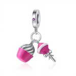 Charm double pendentif cupcake et sucette roses en Argent 925, parfait pour les amatrices de douceurs, de pâtisserie ou les bracelets au thème « candy shop ». Son look fun et coloré se marie très bien avec les bracelets type Pandora, porté seul pour un effet mignon ou combiné à d’autres charms gourmands.

