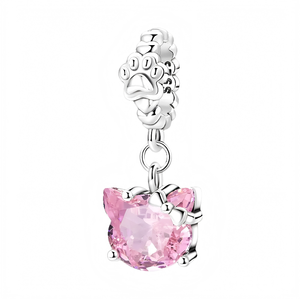 Ce charm pendant en argent 925 met à l’honneur les amoureux des chats, avec une bélière ornée d’une empreinte de patte en relief posée sur une rangée de petits cœurs arrondis. En dessous, un grand cristal rose facetté est taillé en silhouette de tête de chat, agrémenté d’un petit nœud en argent sur le côté pour une touche encore plus mignonne et féminine.