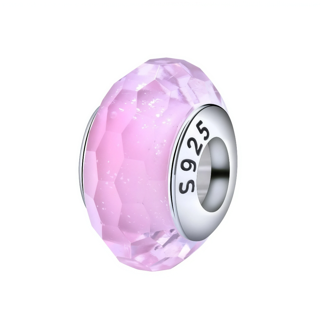 Ce charm en&nbsp;verre&nbsp;de Murano rose facetté est monté sur une âme en argent 925 gravée “S925”, créant une perle lumineuse et scintillante idéale pour adoucir un bracelet.