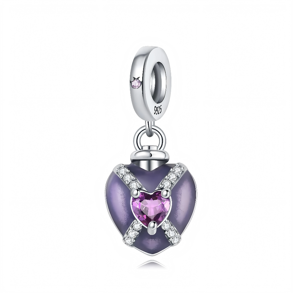 Ce charm pendentif en argent 925 représente un cœur bombé recouvert d’un émail violet profond, croisé par deux branches pavées de zircons clairs formant un « X » qui met en valeur une pierre centrale en forme de cœur rose scintillant. La bélière lisse marquée S925 est rehaussée d’un petit cristal rose assorti, pour une touche élégante et féminine supplémentaire.