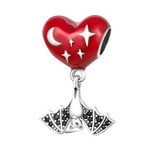Ce charm pendentif en argent 925 se compose d’un grand cœur rouge bombé, décoré d’un croissant de lune et d’étoiles blanches, sous lequel est suspendue une petite chauve-souris argentée aux ailes serties de micro-perles et de pierres sombres. L’ensemble crée un contraste romantico-gothique, parfait pour les amateurs d’univers nocturne et d’Halloween.