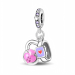 Charm double pendentif kettlebell et smartwatch en Argent 925, idéal pour symboliser la passion du sport, du bien‑être et du suivi d’activité. Ses couleurs pastel (rose et lavande) en font une pièce parfaite pour les bracelets type Pandora d’une adepte de fitness, de yoga ou de remise en forme.