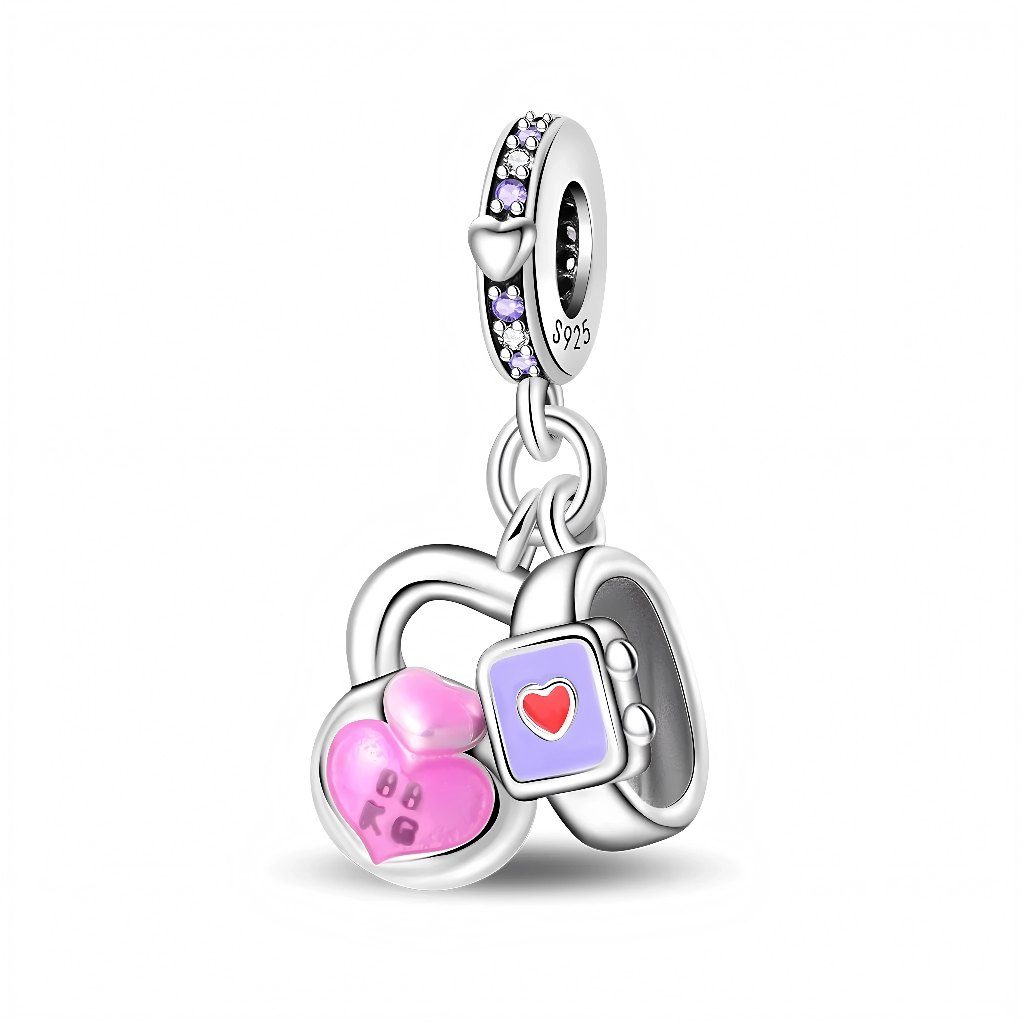 Charm double pendentif kettlebell et smartwatch en Argent 925, idéal pour symboliser la passion du sport, du bien‑être et du suivi d’activité. Ses couleurs pastel (rose et lavande) en font une pièce parfaite pour les bracelets type Pandora d’une adepte de fitness, de yoga ou de remise en forme.
