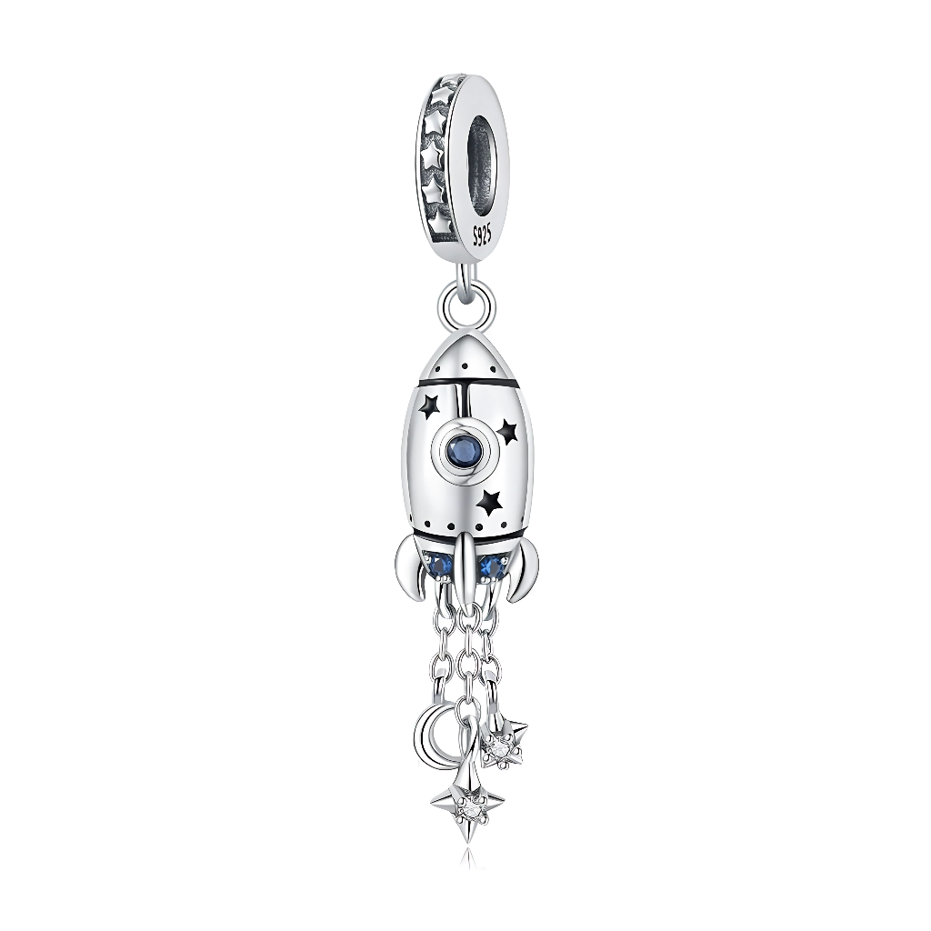 Charm pendentif fusée spatiale en Argent 925, idéal pour symboliser les rêves, les voyages interstellaires ou un amour « jusqu’aux étoiles ». Sa bélière est décorée d’une rangée d’étoiles en relief, ce qui en fait une pièce parfaite à associer à d’autres charms célestes ou aux thèmes science‑fiction et cosmos.

