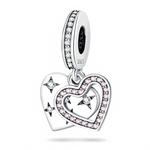 Charm double cœur étincelant en Argent 925, parfait pour symboliser un amour tendre et lumineux. L’association des cristaux roses et blancs crée un contraste romantique qui se marie très bien avec d’autres charms thème amour ou famille sur les bracelets type Pandora.

