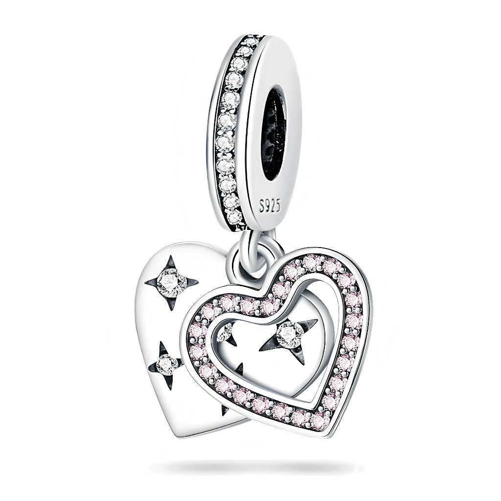 Charm double cœur étincelant en Argent 925, parfait pour symboliser un amour tendre et lumineux. L’association des cristaux roses et blancs crée un contraste romantique qui se marie très bien avec d’autres charms thème amour ou famille sur les bracelets type Pandora.

