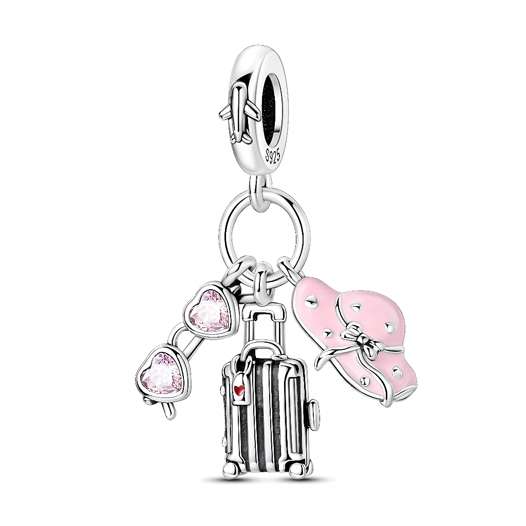 Ce charm pendentif en argent 925 réunit trois indispensables de voyage : une valise à roulettes détaillée, un chapeau rose à large bord noué d’un petit nœud et des lunettes de soleil en forme de cœur serties de cristaux roses. La bélière lisse marquée S925 est décorée d’un mini avion en relief, rappelant l’appel du départ.