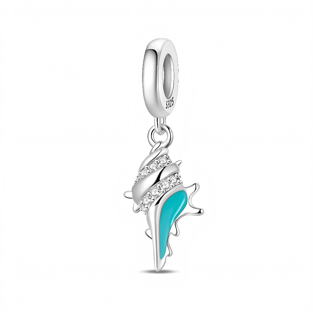 Ce charm pendentif en argent 925 représente un coquillage en spirale, dont les courbes sont soulignées par deux rangées de zircons clairs pour un effet très lumineux. Une touche d’émail turquoise remplit la partie intérieure de la coquille, rappelant la couleur de l’eau cristalline des lagons.