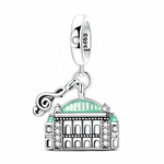 Ce charm pendentif en argent 925 représente la façade détaillée de l’Opéra de Vienne, soulignée de petites pierres claires et surmontée d’un dôme émaillé vert pâle qui rappelle la célèbre architecture du bâtiment. Une petite clé de sol argentée est accrochée à côté, symbolisant la musique et l’ambiance lyrique de la ville.