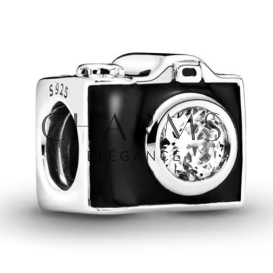 Charm en argent 925 représentant un appareil photo, symbole de créativité et de souvenirs. Design élégant, parfait pour les passionnés de photographie, compatible avec bracelets à charms standards.