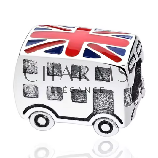 Charm en argent 925 représentant un bus londonien à deux étages orné d’un drapeau anglais émaillé. Design raffiné avec détails gravés, compatible avec bracelets à charms standards.