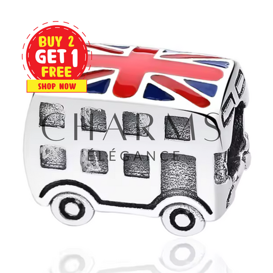 Charm en argent 925 représentant un bus londonien à deux étages orné d’un drapeau anglais émaillé. Design raffiné avec détails gravés, compatible avec bracelets à charms standards.