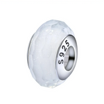 Ce charm met en valeur un verre de Murano blanc facetté, subtilement pailleté, qui reflète la lumière comme un cristal givré et apporte une touche de pureté à votre bracelet. Son noyau en argent sterling&nbsp;925&nbsp;(marquage S925).