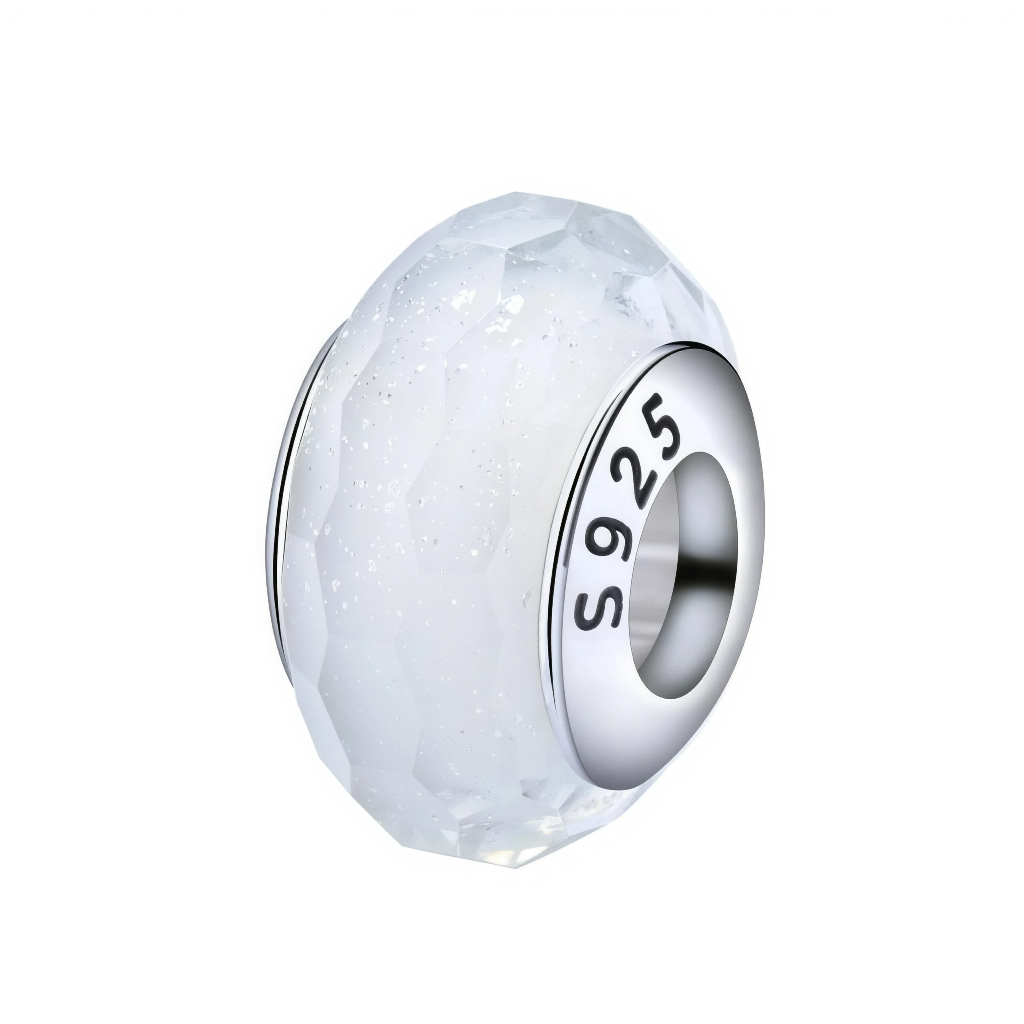 Ce charm met en valeur un verre de Murano blanc facetté, subtilement pailleté, qui reflète la lumière comme un cristal givré et apporte une touche de pureté à votre bracelet. Son noyau en argent sterling&nbsp;925&nbsp;(marquage S925).