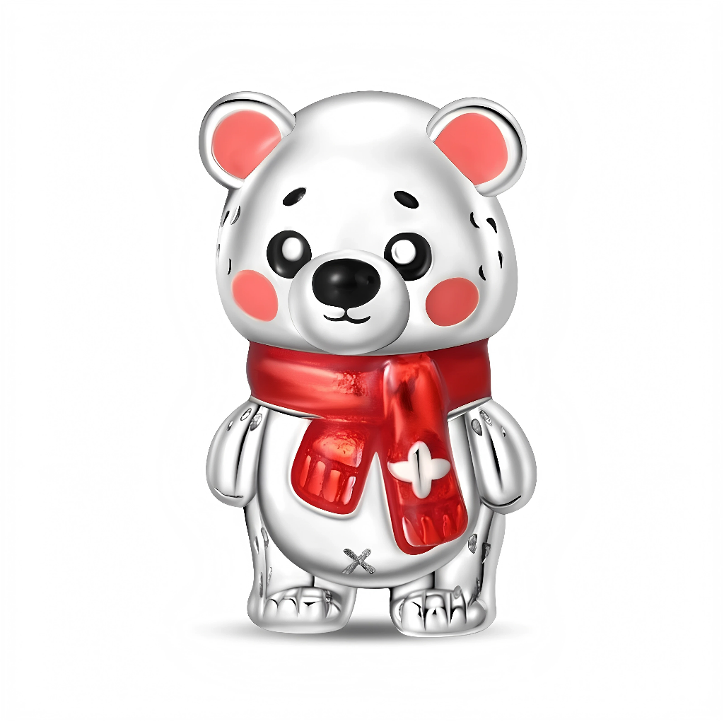 Ce charm pendentif en argent 925 représente un ourson d’hiver tout blanc au style cartoon, avec de grands yeux noirs brillants et des joues rosées qui lui donnent une expression douce et câline. Il porte une large écharpe rouge laquée autour du cou, décorée d’un petit motif de flocon, parfaite pour évoquer l’ambiance chaleureuse des fêtes.